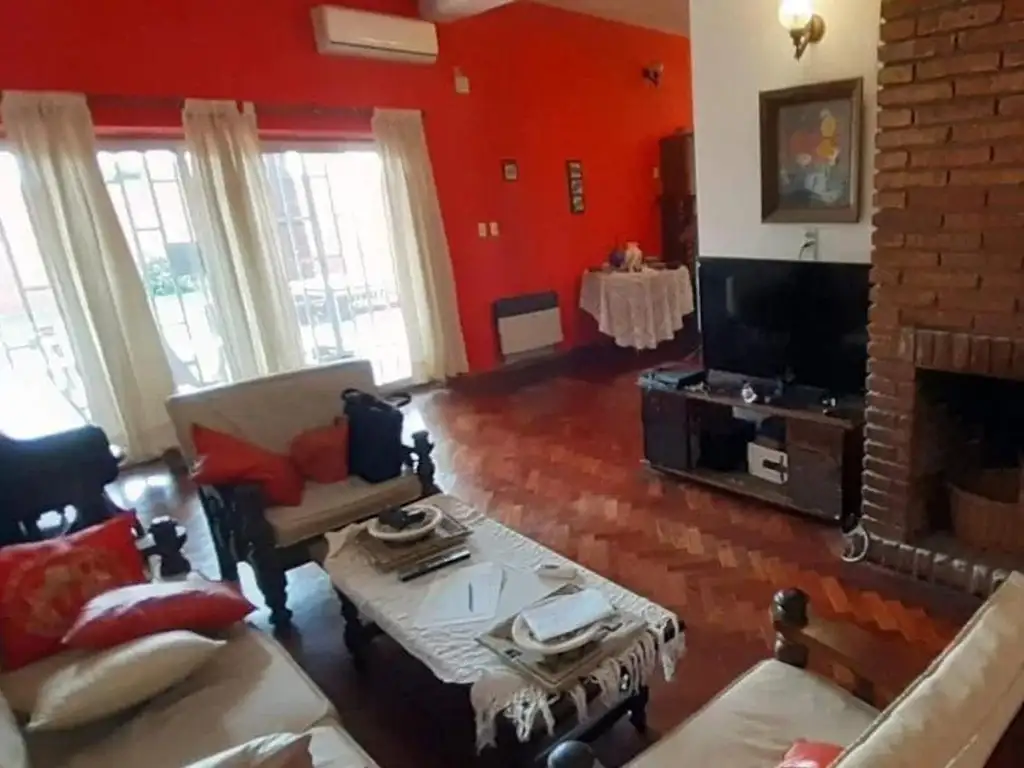 Se VENDE casa En B° San Salvador 4 dormi-3 baños