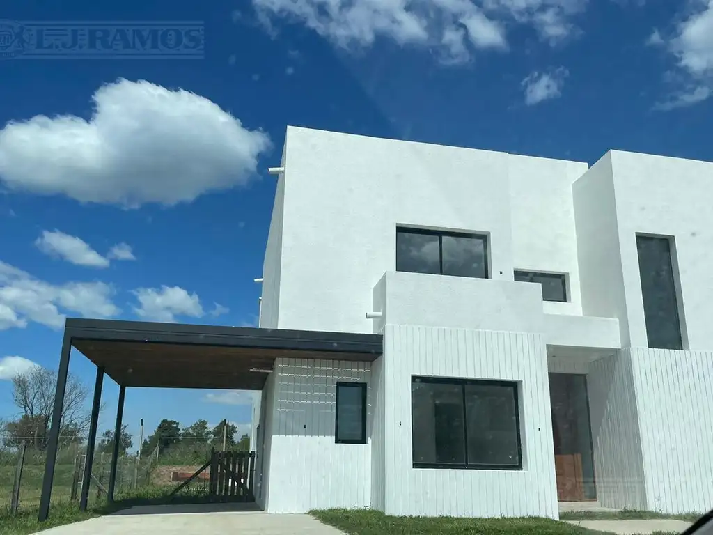 Casa en Venta en Barrio Acacias Puertos 4 Dormitorios Piscina