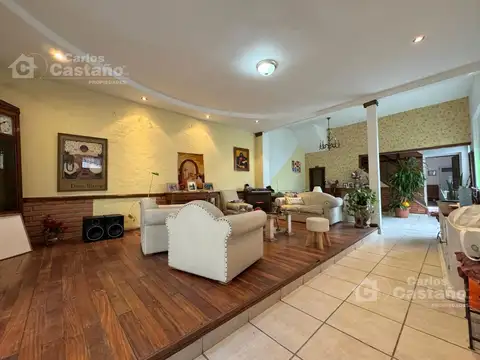 Casa Amplia y Luminosa con Patio, Jardín y Terraza a 3/c de Av. Maipú