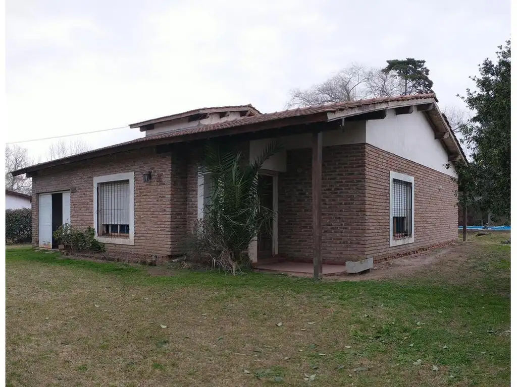 Casa c/amplio terreno y pileta- Gral Las Heras. L20051