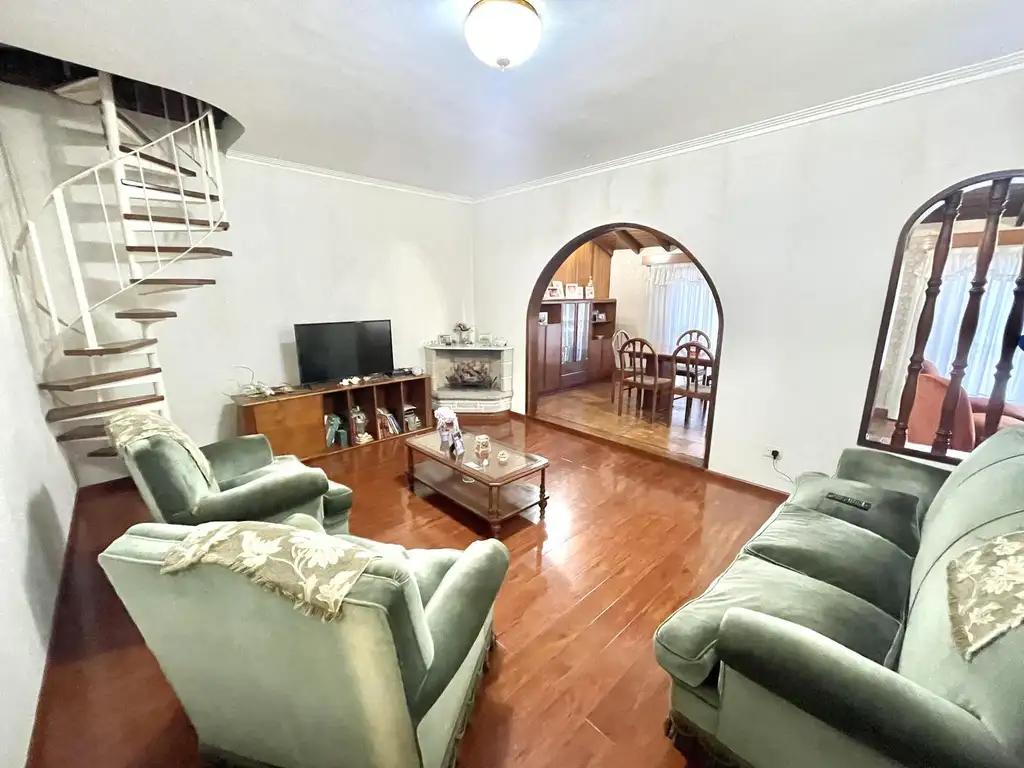 Casa 5 ambientes en Venta en Banfield Oeste con jardín y deposito/galpón en planta baja