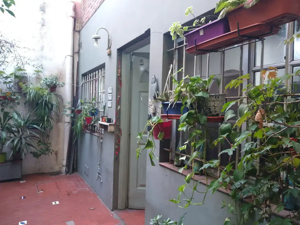 CASA EN VENTA U$S 62.000 | DOS AMBIENTES, PATIO, COCINA Y BAÑO COMPLETO (47 m2)