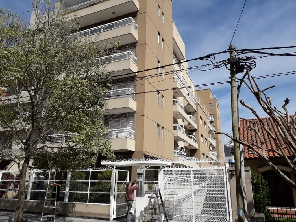 MORON SUR CENTRAL-DEPTO 3 AMB+ BALCON- COCINA SEPARADA- COCHERA CUB- EXCELENTE ESTADO