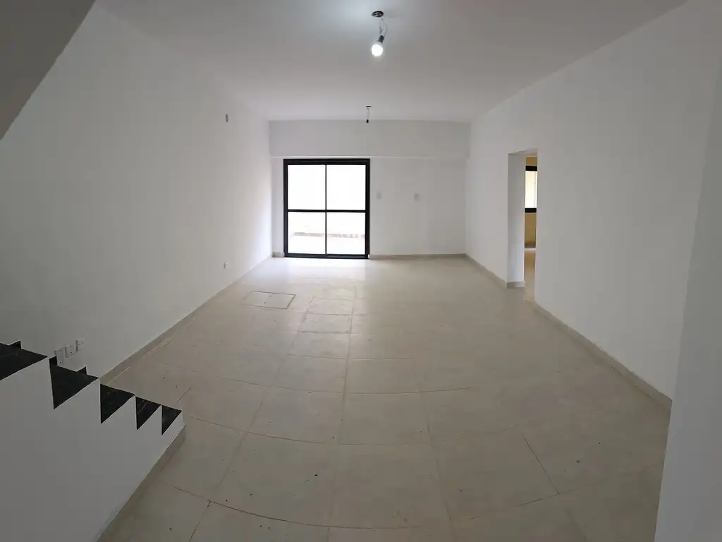 Refaccionada a Nuevo Casa sobre lote propio 8.66x16 3 Ambientes con Garage Terraza y Patio