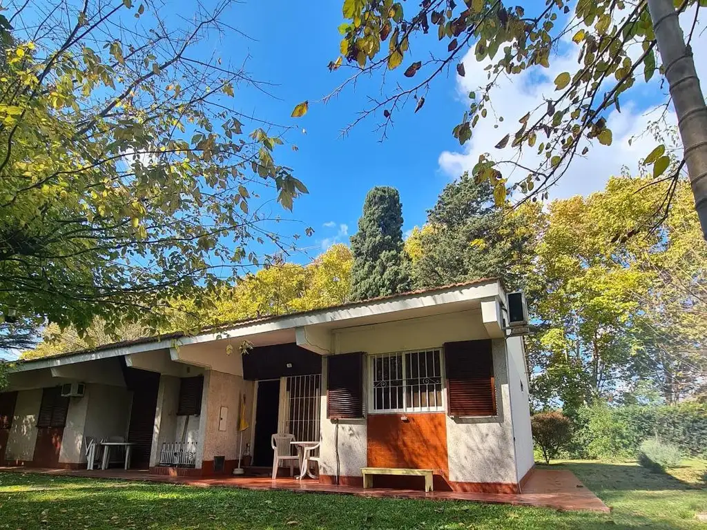 CHALET BUNGALOW EN BARRIO PRIVADO, AMUEBLADO. PARQUE LELOIR