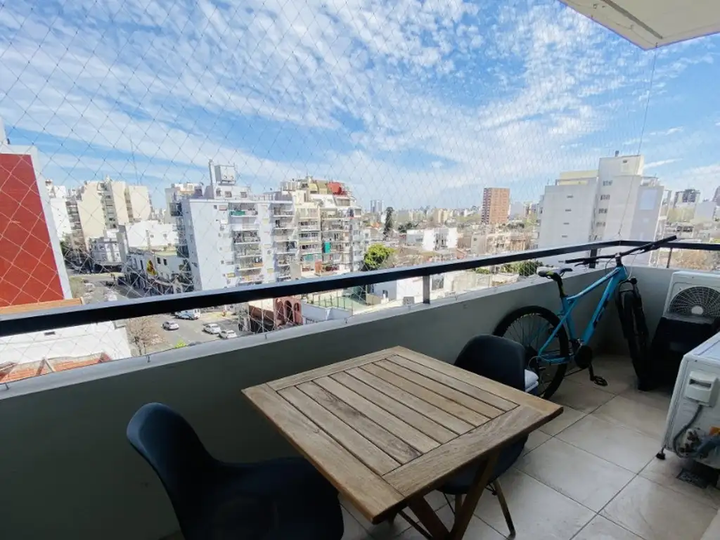 Excelente departamento de 4 ambientes al frente balcón, edificio con pileta y laundry.