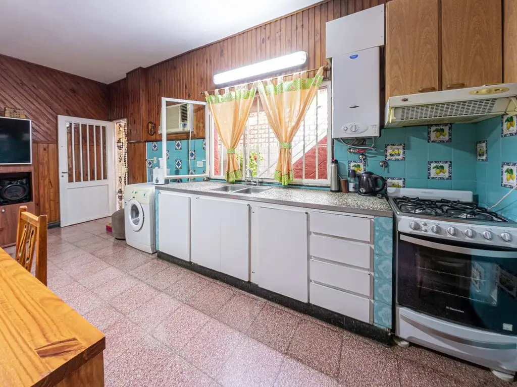 VENTA - CASA DE 2 DORMITORIOS CON COCHERA