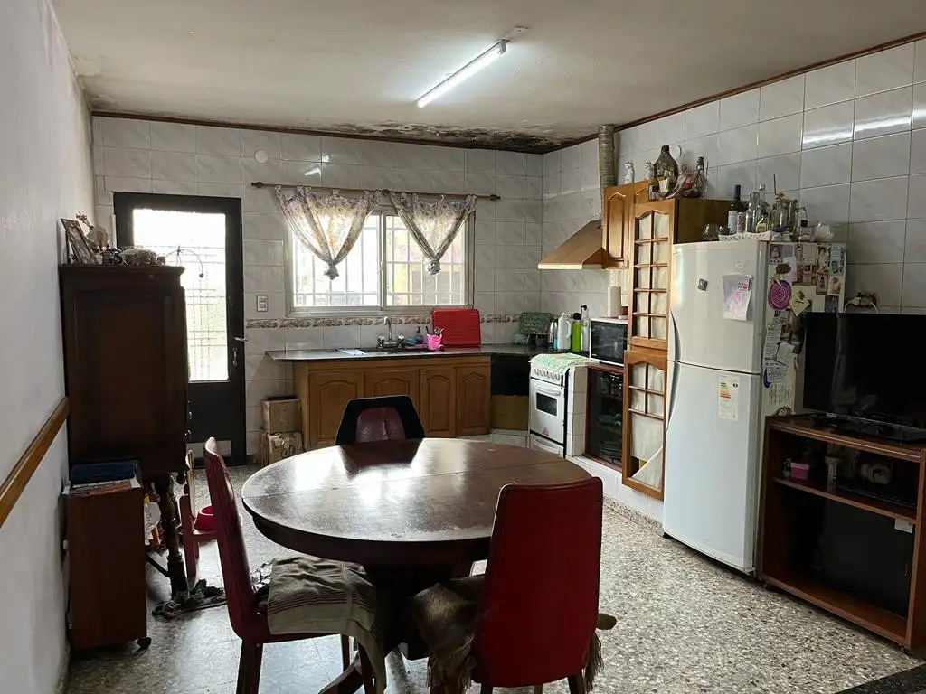 EN VENTA - CASA 4 DORMITORIOS CON COCHERA Y JARDIN - AZCUENAGA.