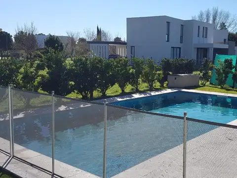 Casa en Venta - 4 dormitorios - USD 595.000