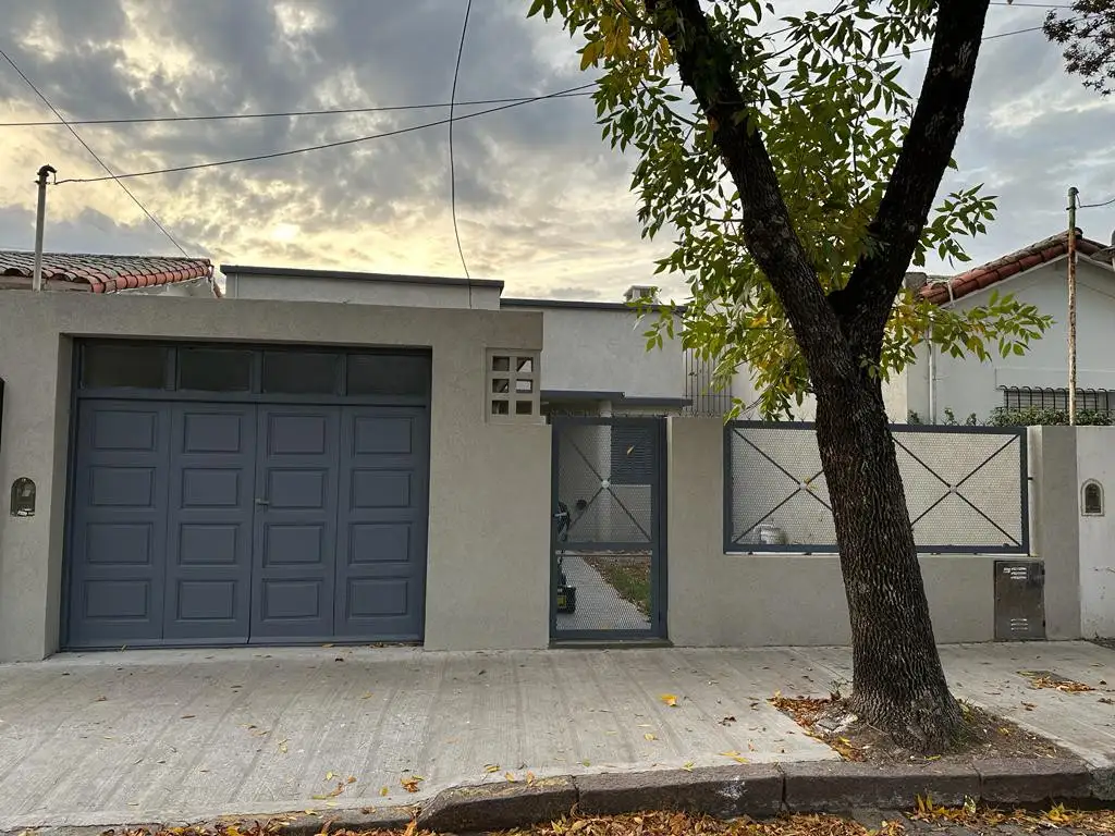 CASA 4 AMB. A NUEVO -DIVINA CON JARDÍN