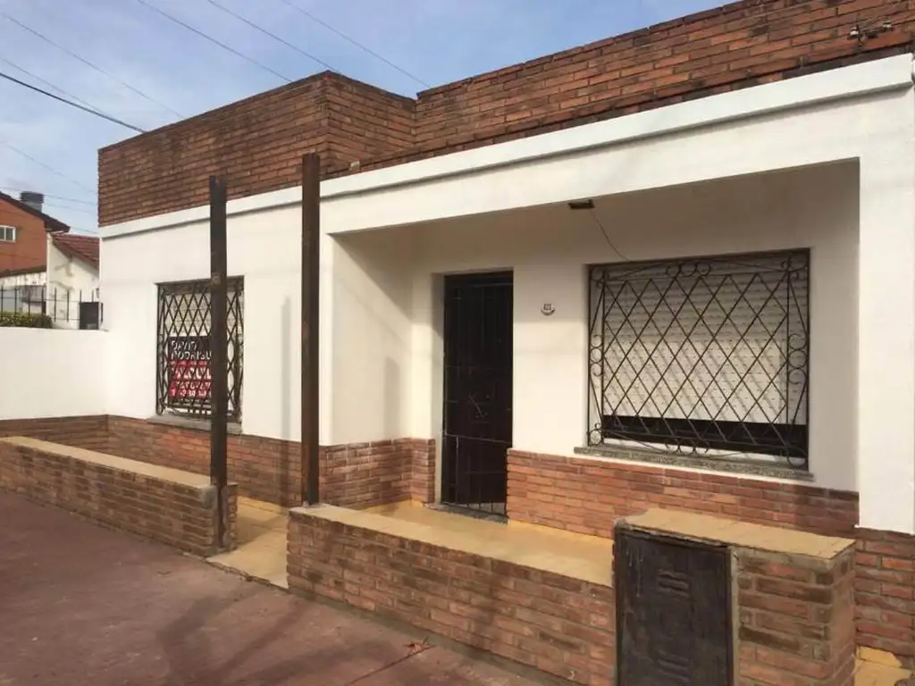 VENTA - CASA AMERICANA DE 3 AMBIENTES - MORON