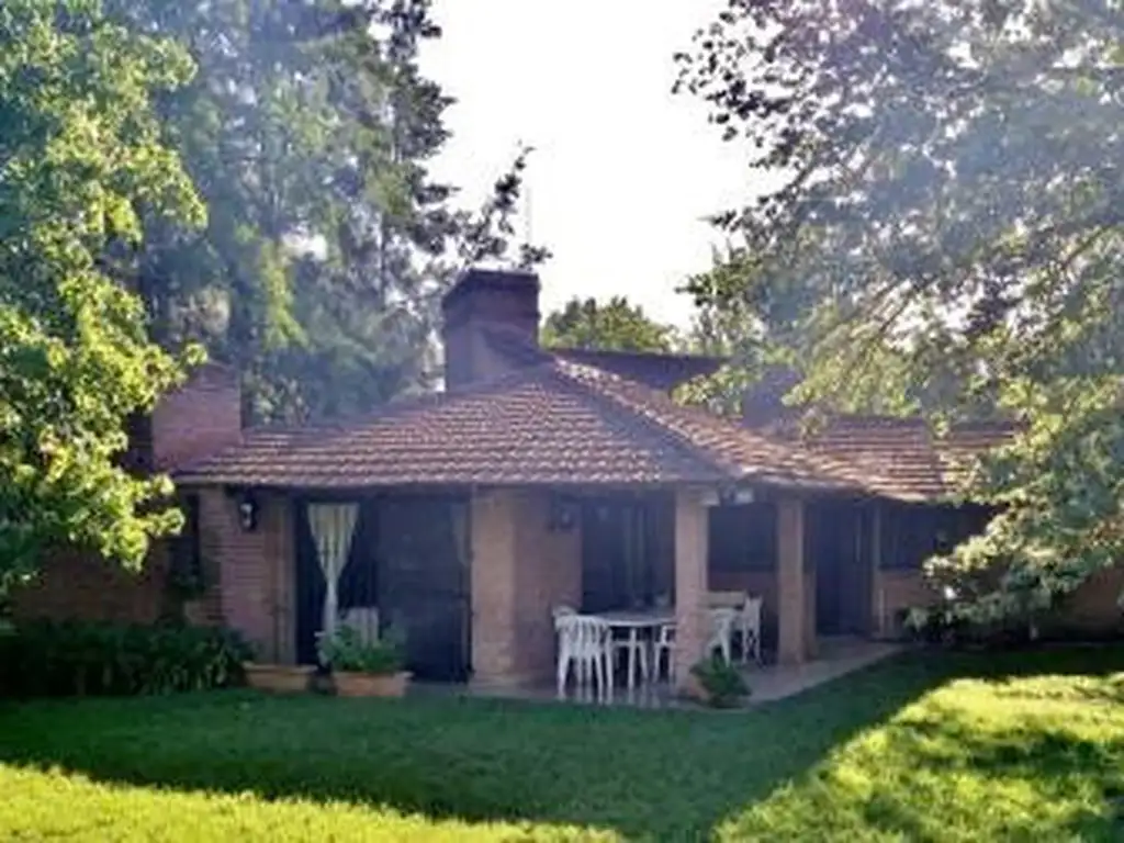 MAQUINISTA SAVIO,  BARRIO ACACIAS BLANCAS RESIDENCIAL, MUY BUEN CHALET. EN OPTIMO ESTADO