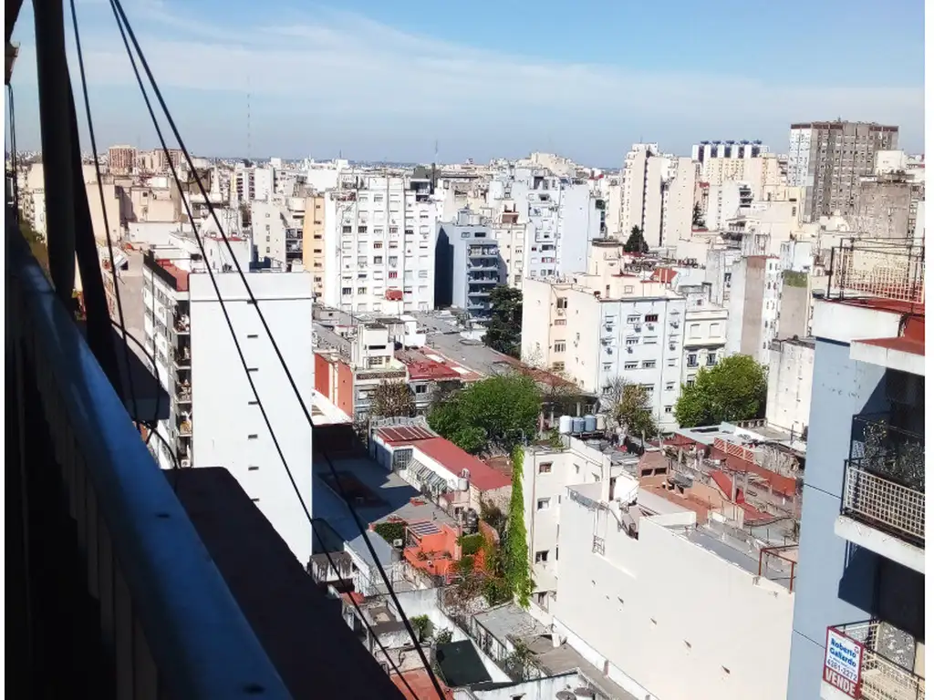 Departamento 2 ambientes al frente con amplio balcon terraza con deck