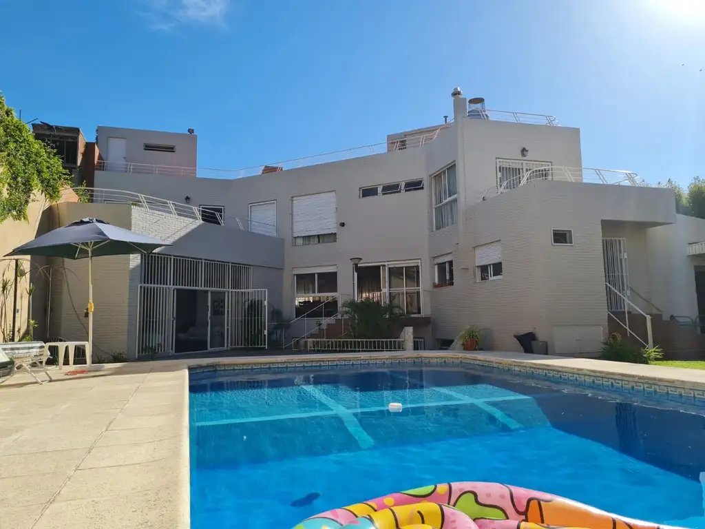 Casa en Venta / Alquiler  Santos Lugares 5 amb Piscina jardin Permuta