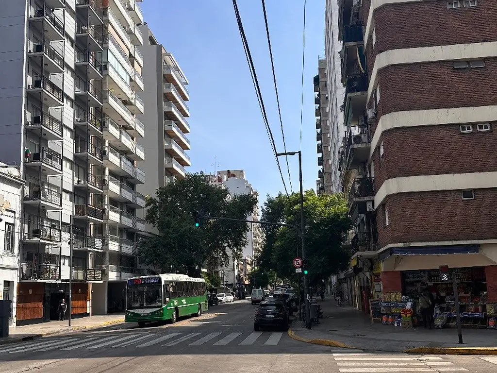 2 Amb se alquila amueblado si o si con balcón al frente