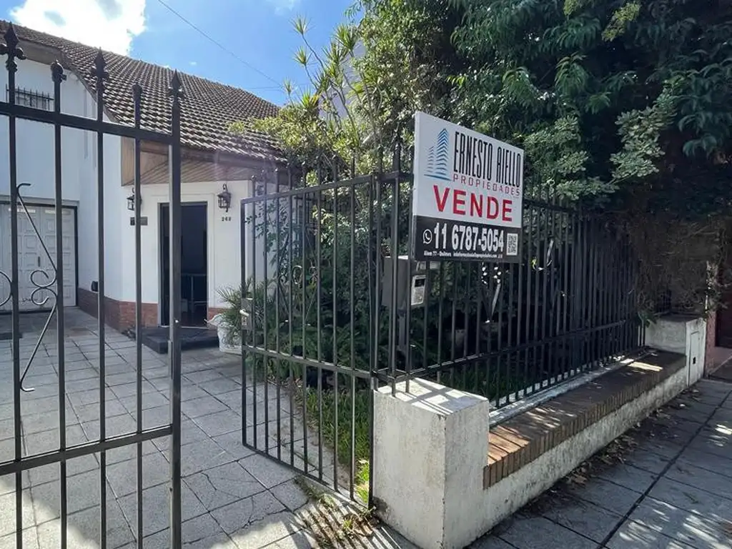 VENTA CASA 4 AMBIENTES CON QUINCHO, PILETA Y GARAGE, QUILMES OESTE CENTRO.