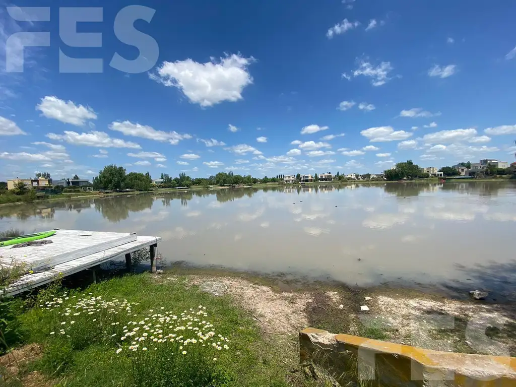 Venta terreno a la laguna en Barrio Privado Santa Rita