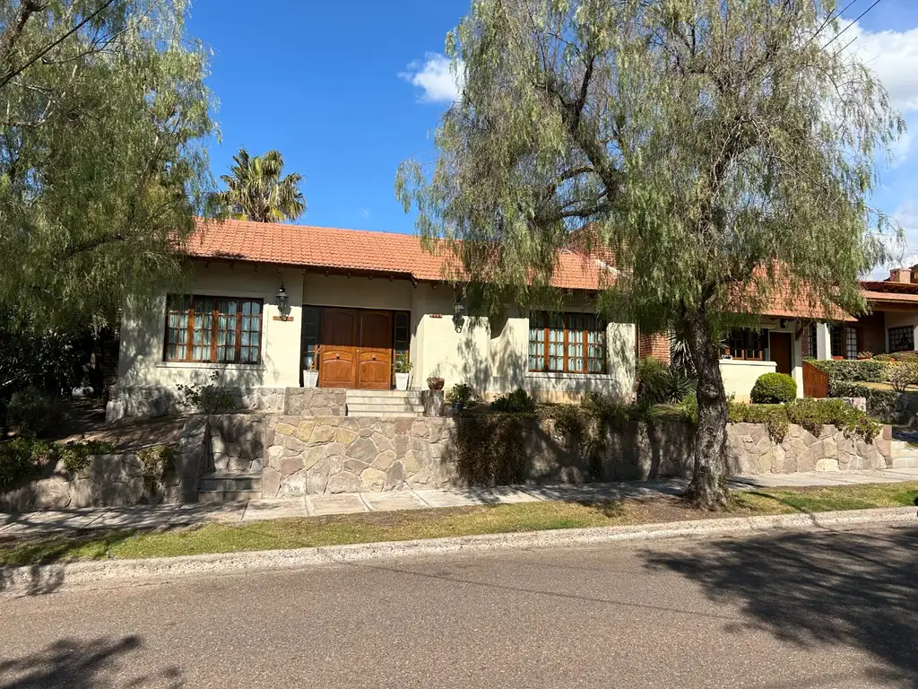 Casa Barrio Dalvian, 4 Dorm, 4 Baños, 2 Cocheras, Piscina