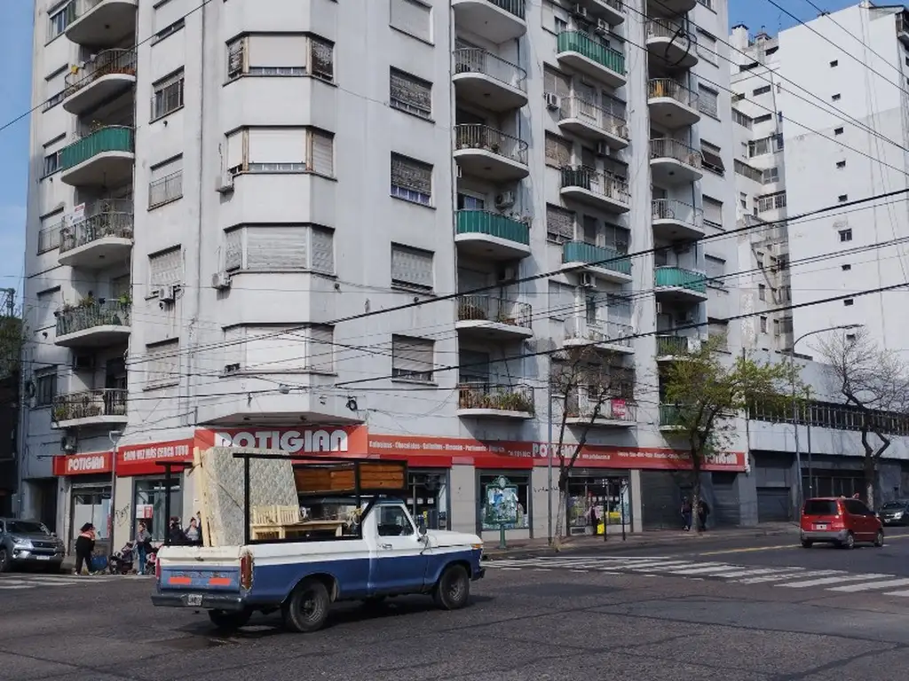 OPORTUNIDAD DEPTO DE 108 M2 TOTALES SE VENDE CON RENTA