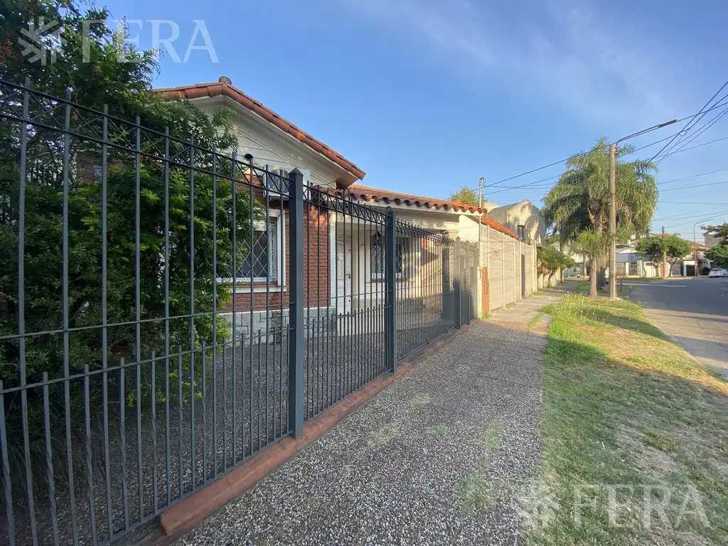 Venta casa 3 ambientes con quincho en Bernal