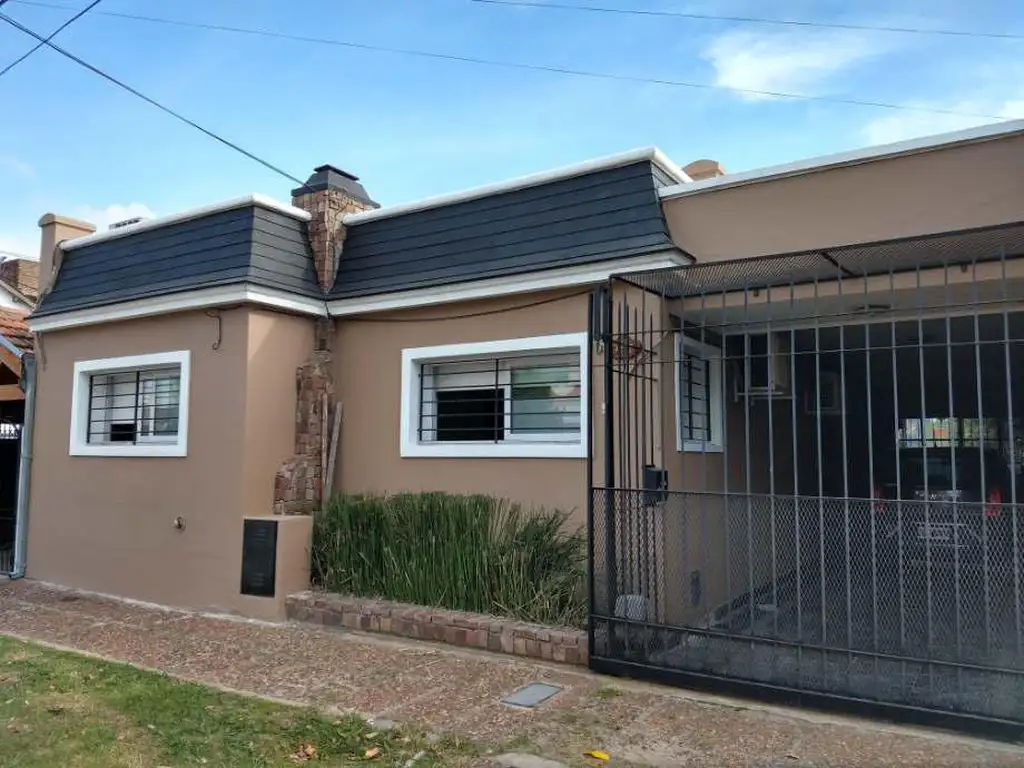 Casa 4 Ambientes con Lote y piscina- Castelar Sur