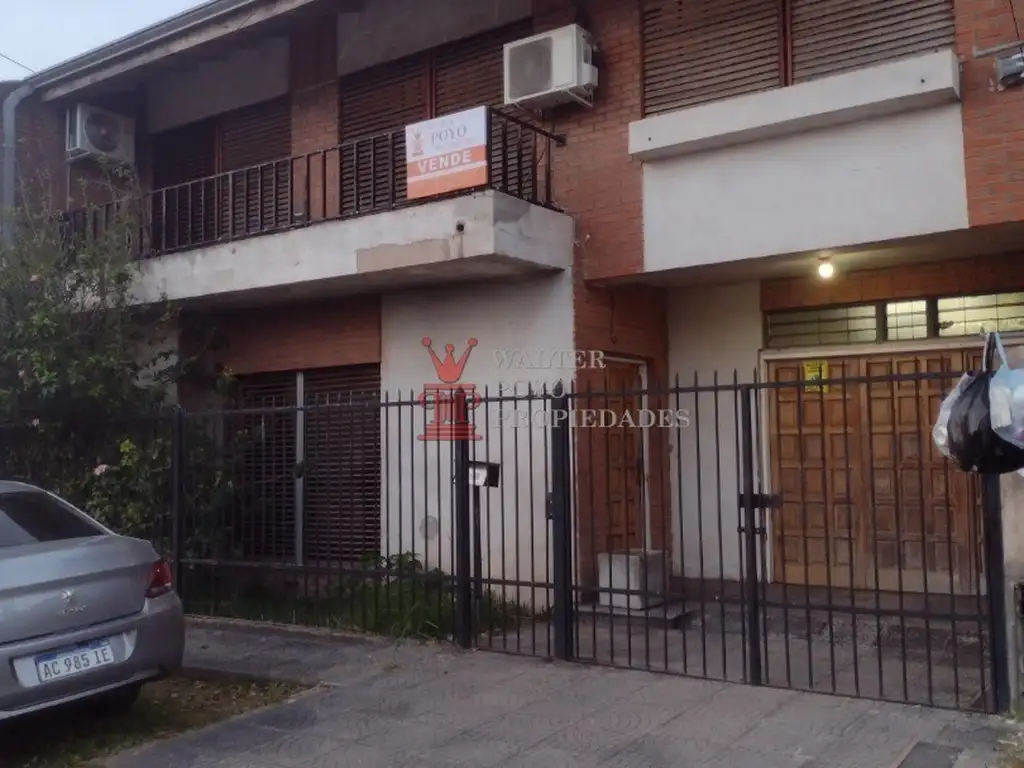 Venta chalet Quilmes, cuatro dorm., garaje, parrilla, jardin, dos baños.