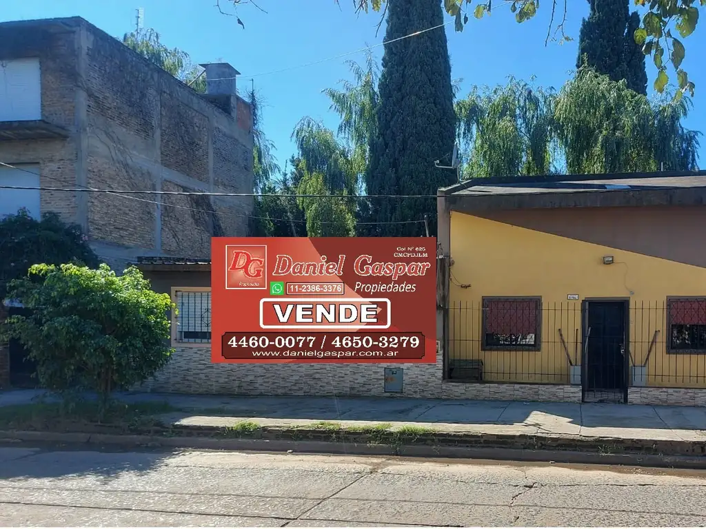 VENTA - HERMOSA CASA 4 AMB. FDO. LIBRE Y PILETA. IMPERDIBLE