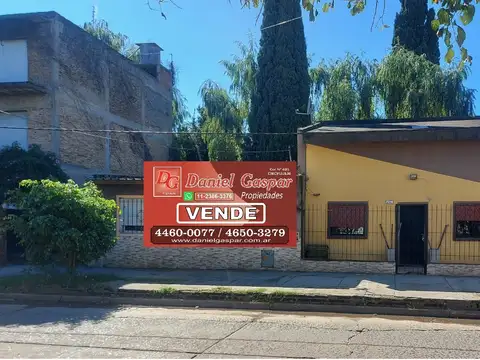 VENTA - HERMOSA CASA 4 AMB. FDO. LIBRE Y PILETA. IMPERDIBLE 