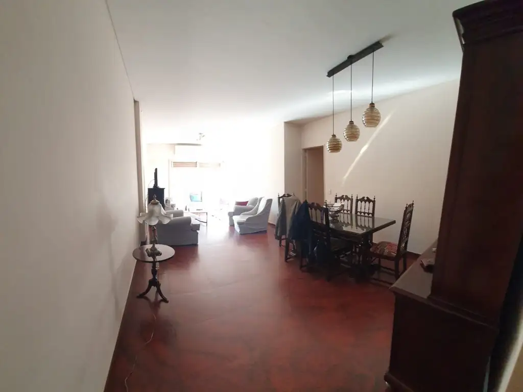 4 ambientes, cochera, baulera,  balcon al frente, amplio Living Comedor, 3 dormitorios, 2 baños.