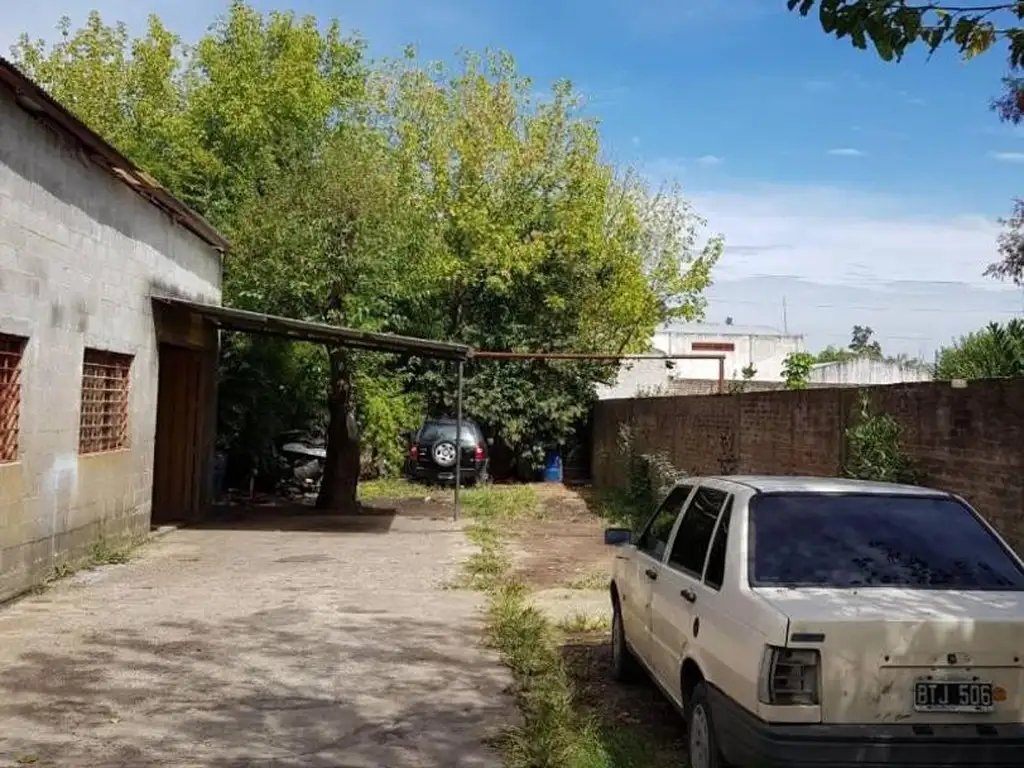 Venta de Galpón ubicado sobre Calle J.M. de Estrada y Dastug