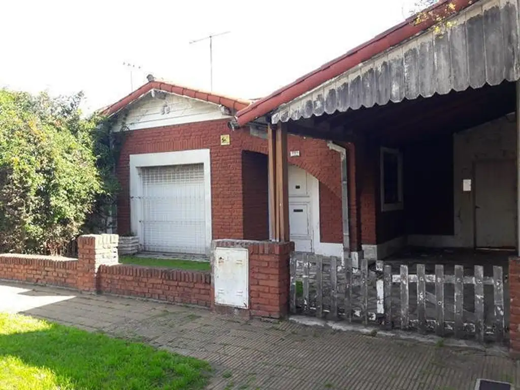 CASA DE 3 AMBIENTES A REFACCIONAR INTEGRAMENTE SOBRE MUY BUEN LOTE