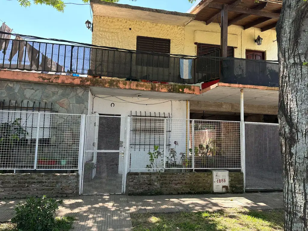 Casa en venta - 4 Dormitorios 2 Baños - Cocheras - 264Mts2 - Rosario, Santa Fe