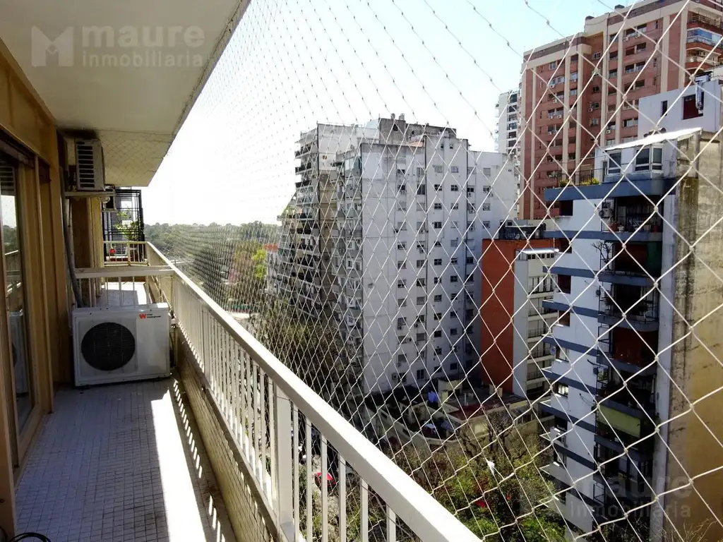 Semipiso de 3 dormitorios (1 en suite) con dependencia. Con espacio guardacoche.