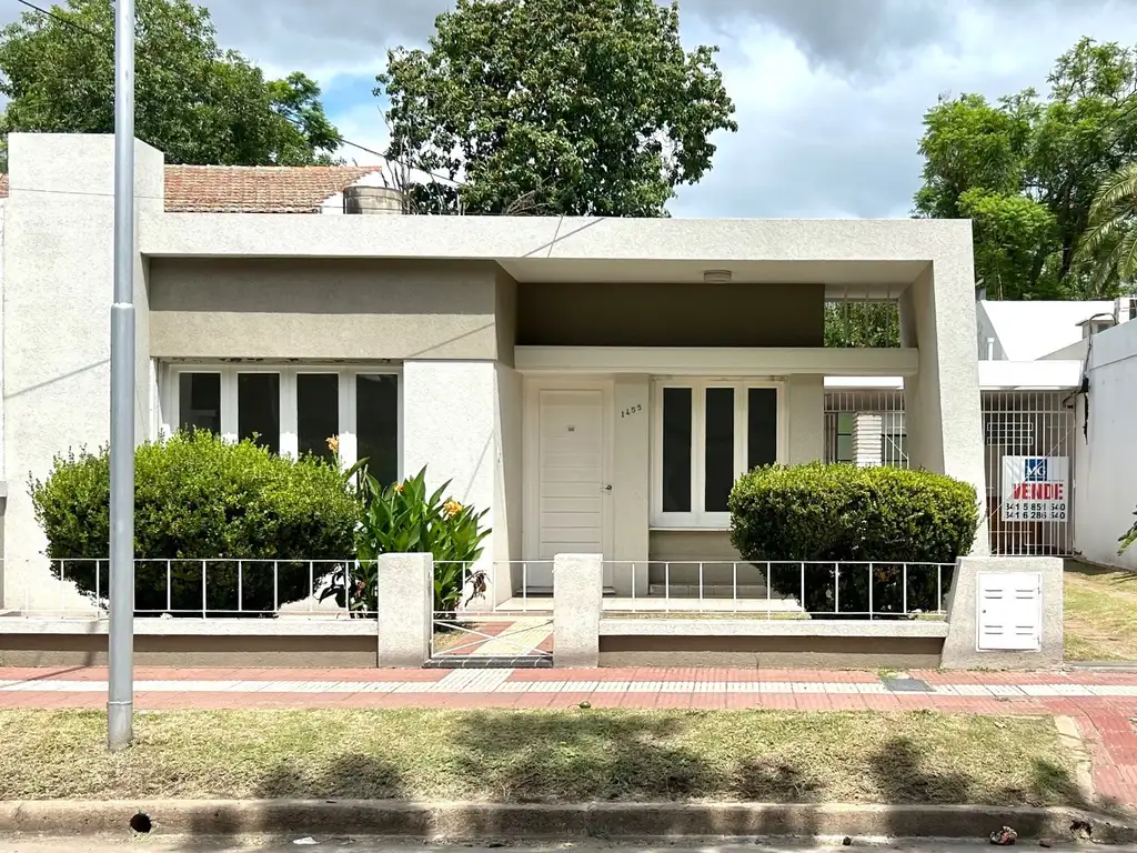 Excelente casa en Dr Poucel al 1400. Dos dormitorios, cochera, jardín, parrilla.