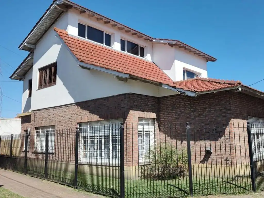 Casa en venta - 4 Dormitorios 3 Baños - Cocheras - 350Mts2 - Quilmes Oeste