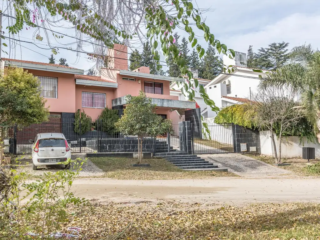 Venta Casa 4 ambientes c/ parque, doble cochera, seguridad, 2 plantas. Villa Carlos Paz