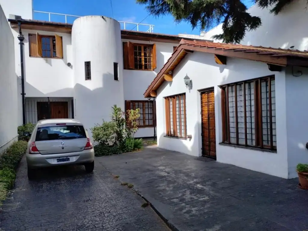 Zona Guemes - Garay 2100 - Gran Chalet de 4 Amb, Lugar Para 3 Autos + Casa de 2 Amb Al Frente