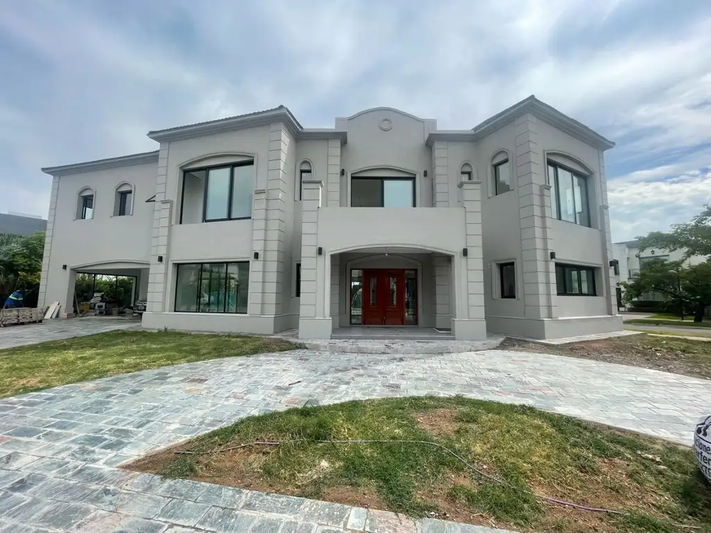 Imponente casa en esquina con vista al lago en Nuevo Quilmes. Comunidad 2