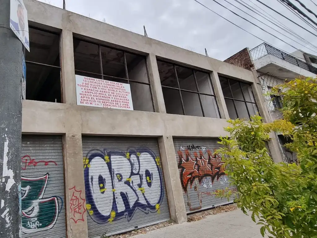 EN VENTA EN EL PALOMAR LOCAL A ESTRENAR AL LADO DEL HALL DE ENTRADA MIRANDO DE FRENTE - FICHA 9075