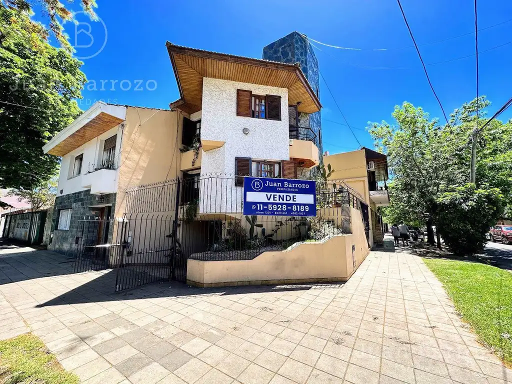 Casa en venta en Banfield Oeste: 3 dormitorios, garage y terraza. Acepta permuta.