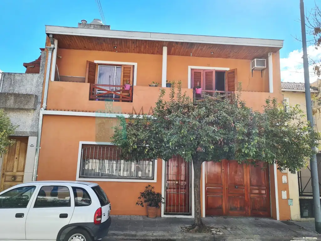 Casa en dos plantas sobre lote de 8.66x18 con patio, Liniers.