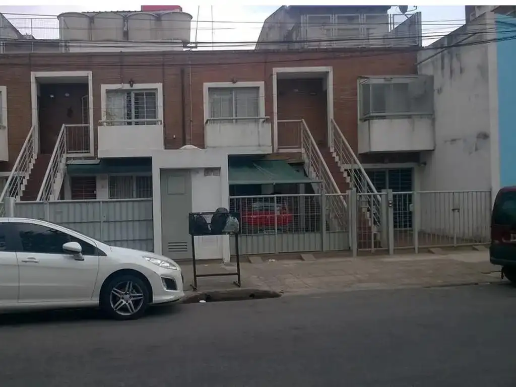 Depto tipo casa de 2 amb en PB con cochera y patio, sin expensas