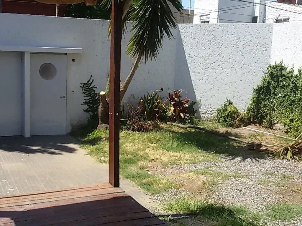 VENTA DUPLEX  3 AMBIENTES CON JARDIN Y COCHERA