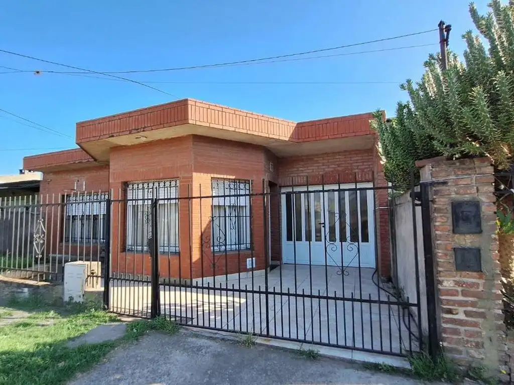 CASA EN VENTA 2 DORMITORIOS CON PATIO Y COCHERA