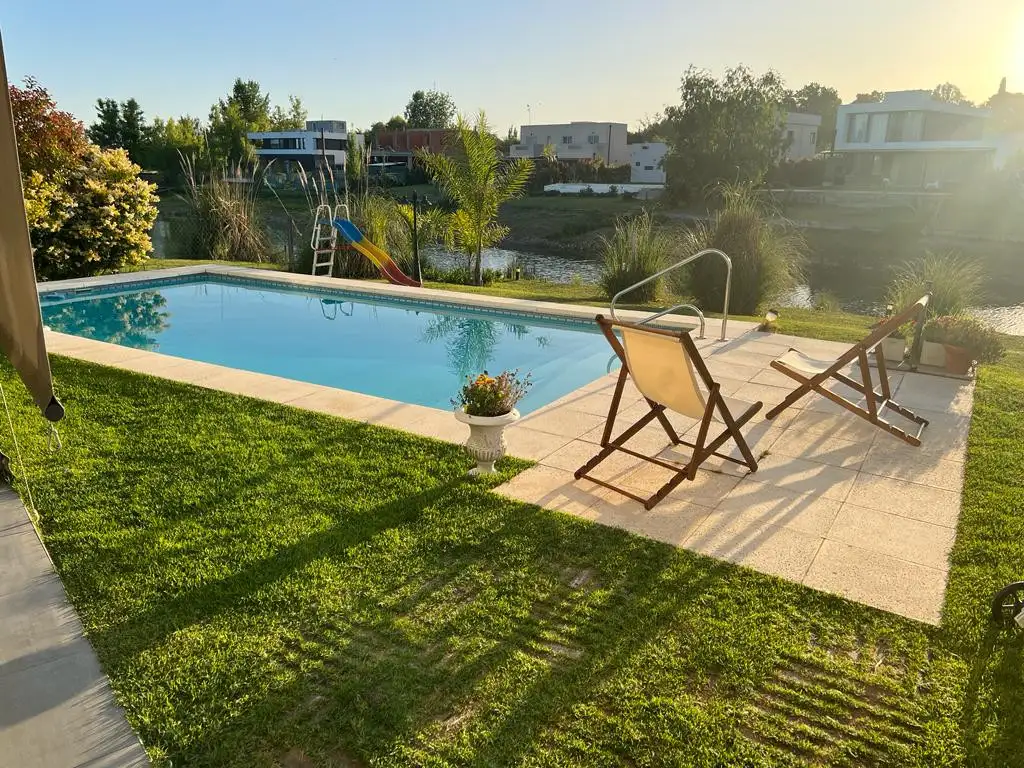 Hermosa Casa A Laguna Con Piscina En Alquiler Temporario