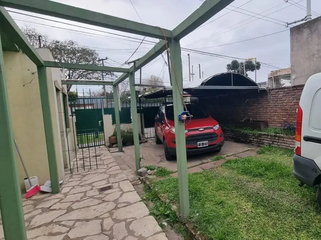 Casa en venta - 4 Dormitorios 3 Baños - Cocheras - 251Mts2 - Loma Hermosa