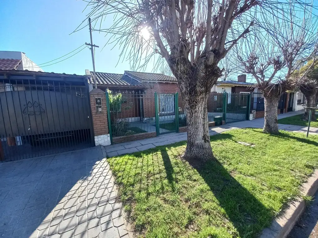 Casa en Venta - 2 Dormitorios 1 Baño Cochera - 300 mts2 - Almirante Brown,Buenos Aires