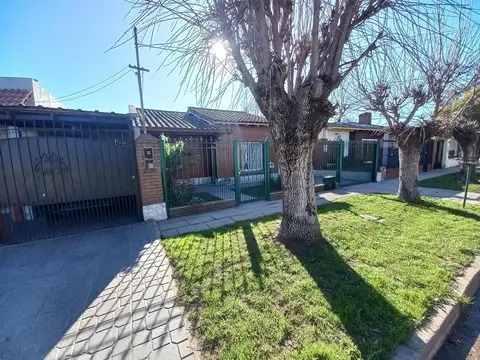 Casa en Venta - 2 Dormitorios 1 Baño Cochera - 300 mts2 - Almirante Brown,Buenos Aires