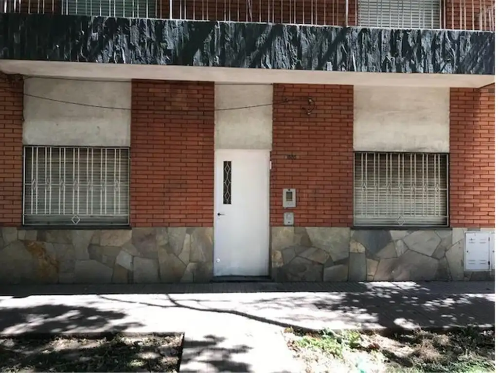 Casa dos dormitorios, con patio y lavadero independ