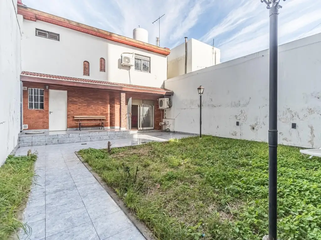 Casa en Venta de 5 ambientes con Jardín, Quincho y Cochera en Almagro